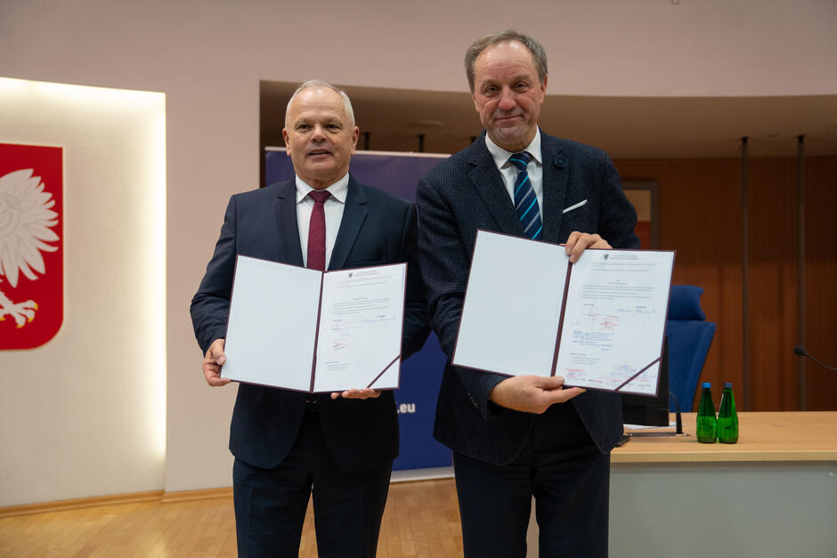 dwóch mężczyzn ściska ręce