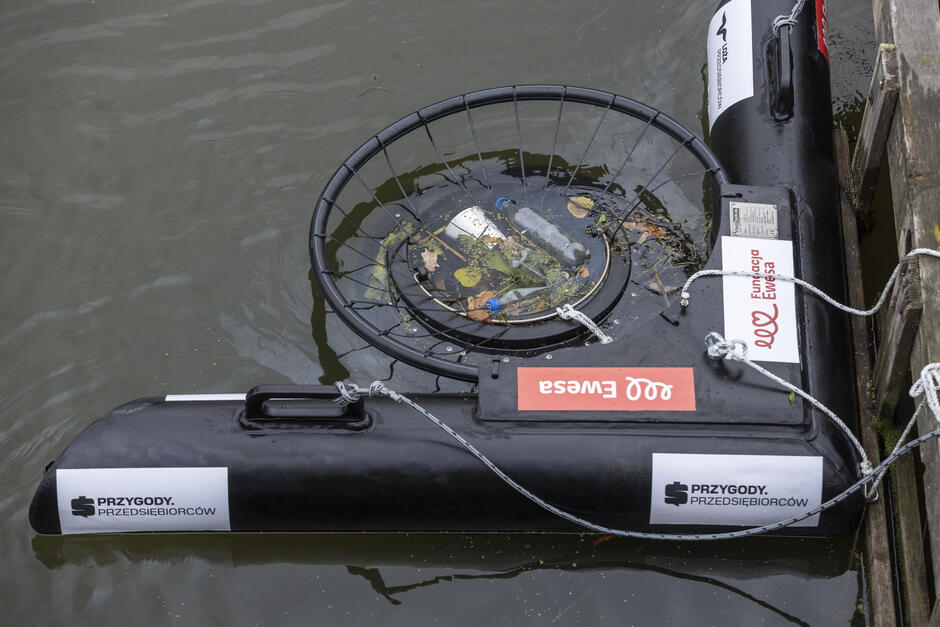 Urządzenie do zbierania śmieci z wody dryfujące na wodzie.