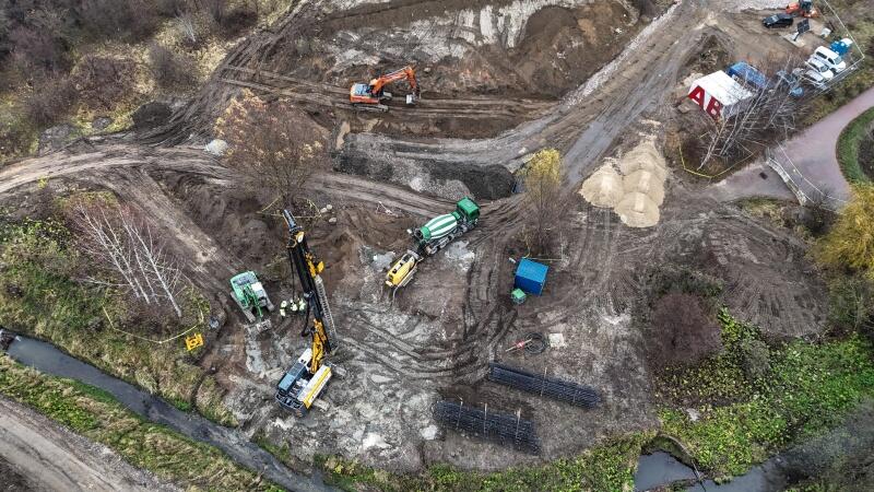 zdjęcie z drona, widać rozkopany plac budowy