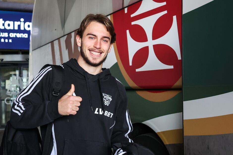 Uśmiechnięty Tomasz Wójtowicz przy autokarze