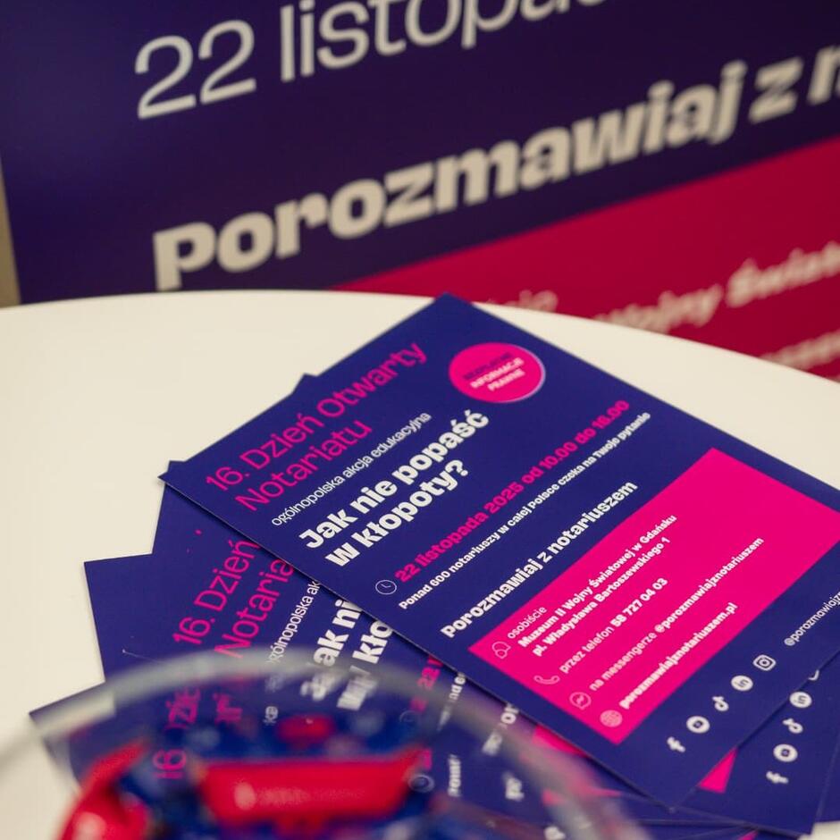 Materiały promocyjne, ulotki i cukierki w kolorystyce granatowo - różowej