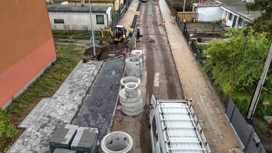 zdjęcie z drona, widać rozkopaną remontowaną ulicę, są duże elementy betonowe