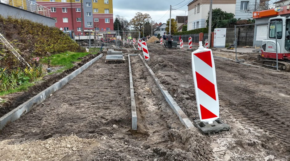 na zdjęciu rozkopana ulica, widać rozkopany grunt