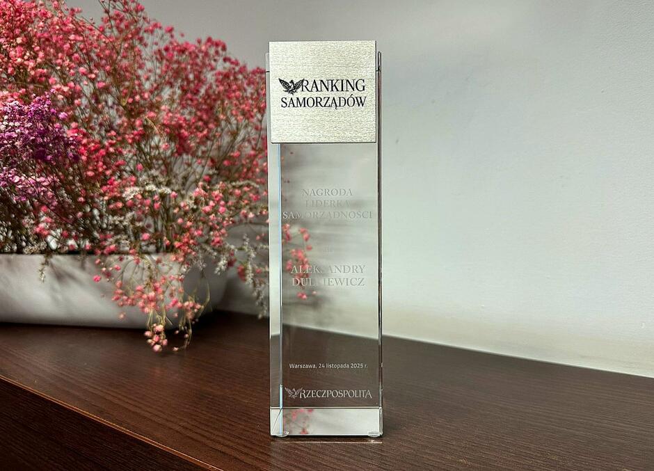 na zdjęciu szklana niewysoka statuetka