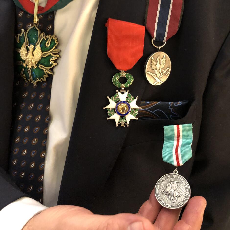 Cztery odznaczenia na piersi garnituru Basila Kerskiego