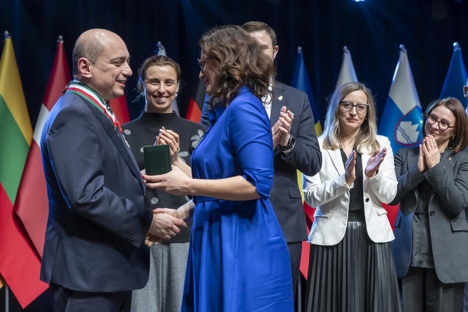 Grupa osób na scenie