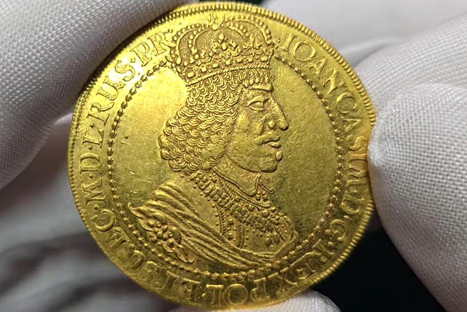 Złoty krążek z portretem króla i napisami wokół portretu