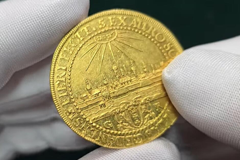 Widok złotego krążka od strony rewersu 