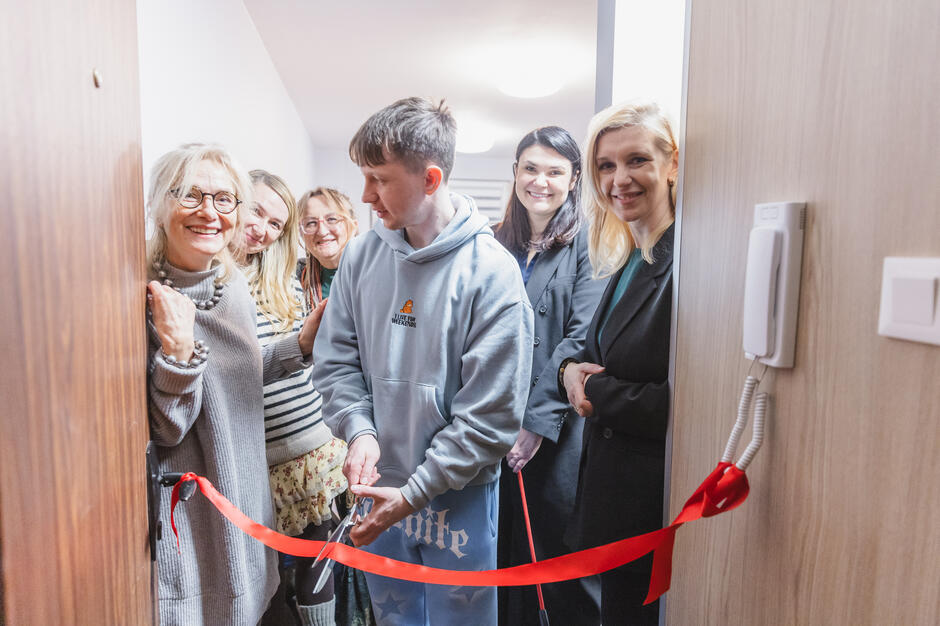 Uroczyste przecięcie wstęgi w mieszkaniu podopiecznego Fundacji Metapomoc