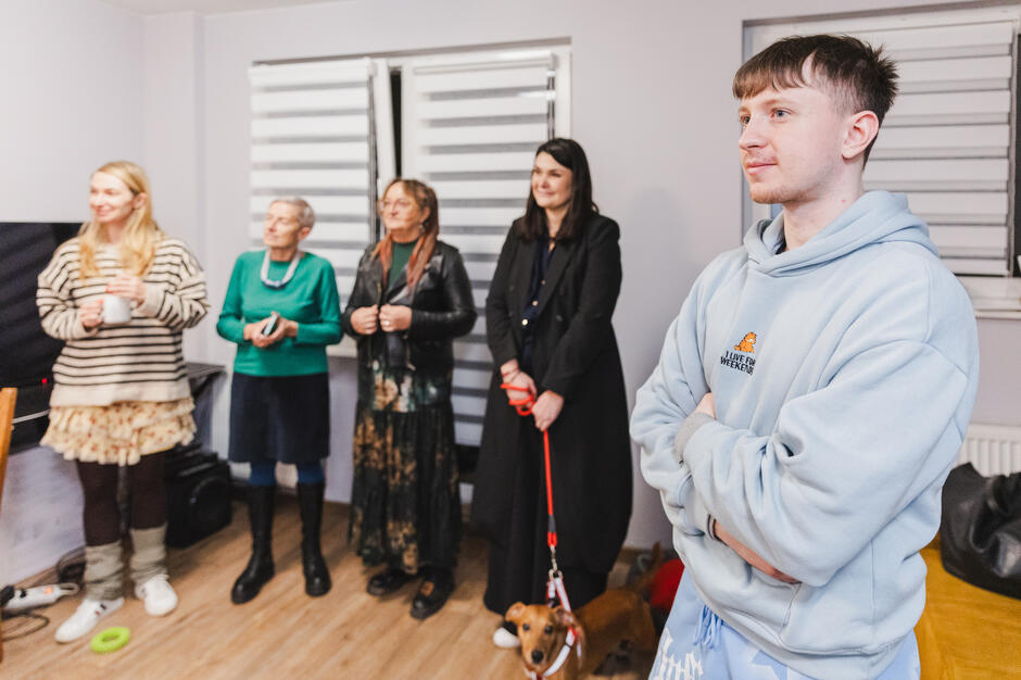 Uroczyste przecięcie wstęgi w mieszkaniu podopiecznego Fundacji Metapomoc