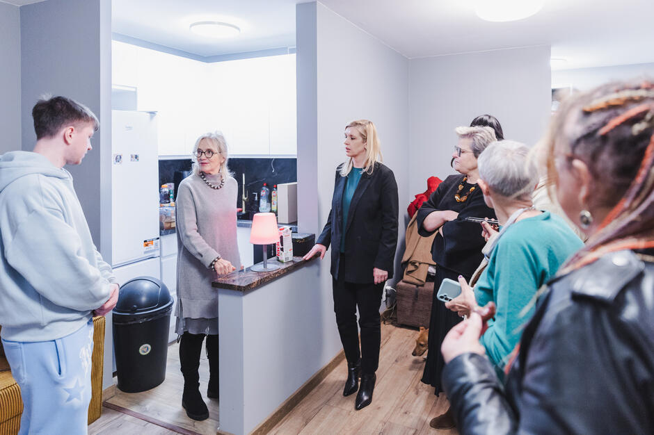 Uroczyste przecięcie wstęgi w mieszkaniu podopiecznego Fundacji Metapomoc