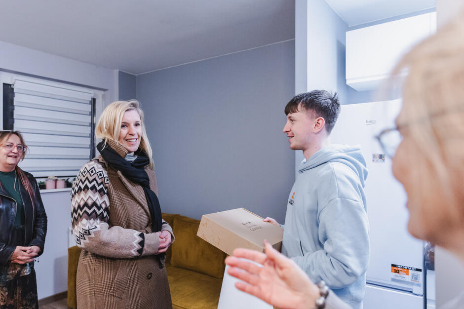 Uroczyste przecięcie wstęgi w mieszkaniu podopiecznego Fundacji Metapomoc