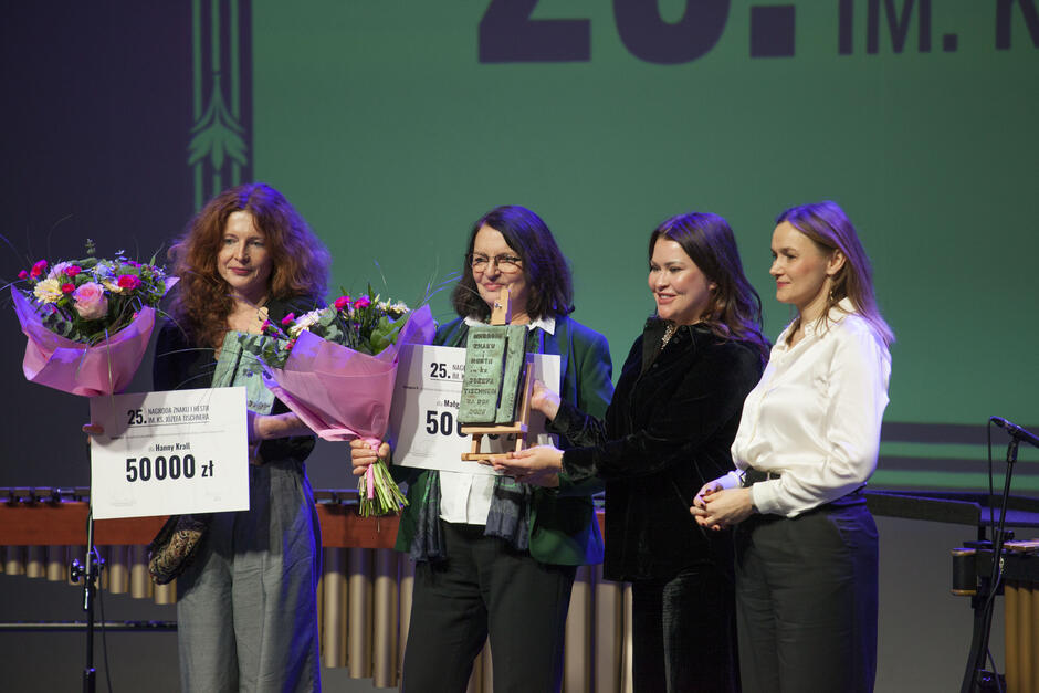 Podczas gali Nagrody Znaku i Hestii im. księdza Józefa Tischnera 2025. Od lewej: Agata Pieniążek, redaktorka pism Hanny Krall która odebrała nagrodę w imieniu pisarki; gdańszczanka Małgorzata Rybicka - druga z tegorocznych laureatek; Maria Rosa, prezesa Fundacji Artystyczna Podróż Hestii; Dominika Kozłowska, prezesa zarządu Społecznego Instytutu Wydawniczego Znak