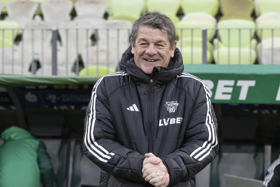 Uśmiechnięty mężczyzna lat około 60