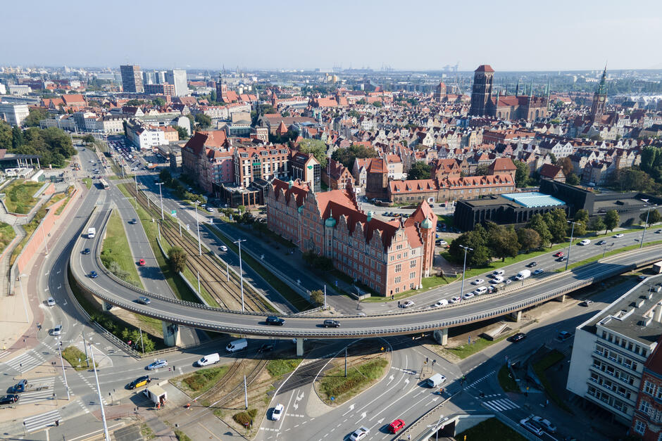 zdjęcie z drona, widać estakadę nad ulicami, łączy ona zabudowę śródmiejską, bardzo gęstą