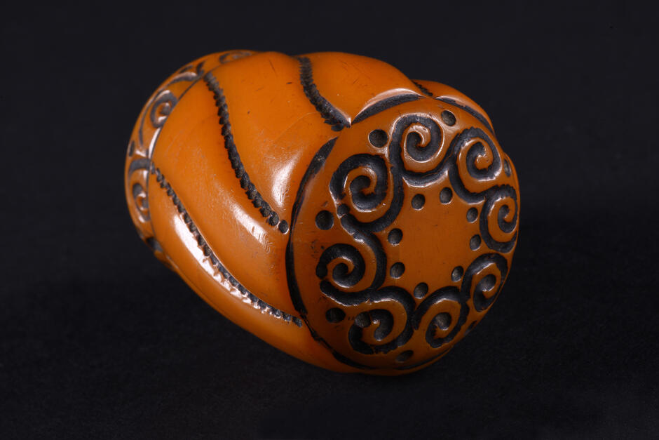 galka_do_laski_imitacja_bursztynu_pocz_xx_wieku_mhmg_b_98_0413_mat_mg