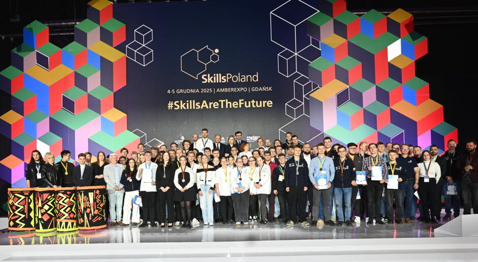 zdjęcie grupowe, pozuje do zdjęcia ponad trzydzieści młodych osób, stoją ustawieni w kilku rzędach