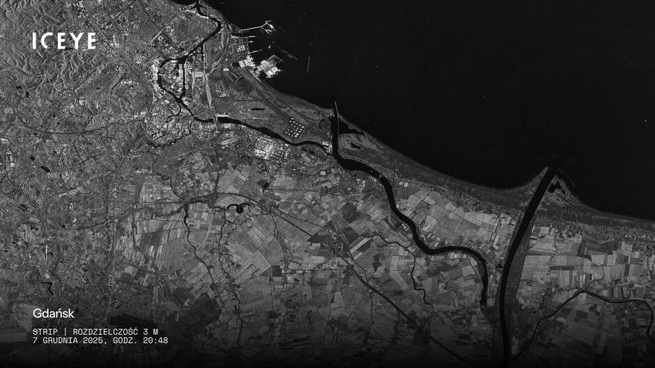 Czarno białe zdjęcie satelitarne Gdańska.