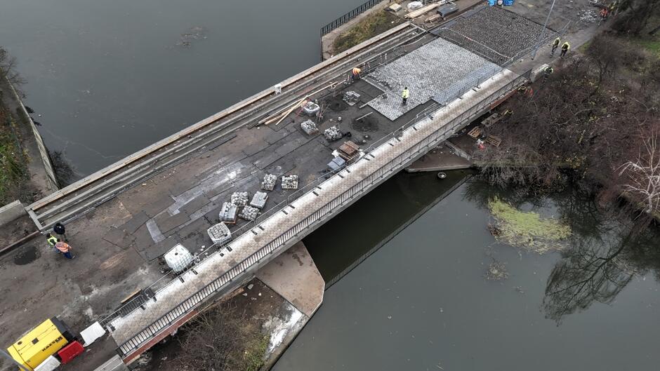 zdjęcie z drona, widać remontowany most z lotu ptaka
