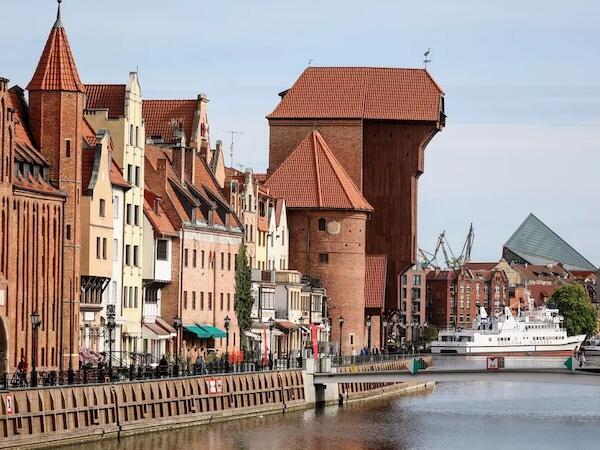 Widok na Długie Pobrzeże i Motławę od strony Zielonego Mostu. W perspektywie widoczny Stary Żuraw, statki wycieczkowe i Muzeum Drugiej Wojny Światowej