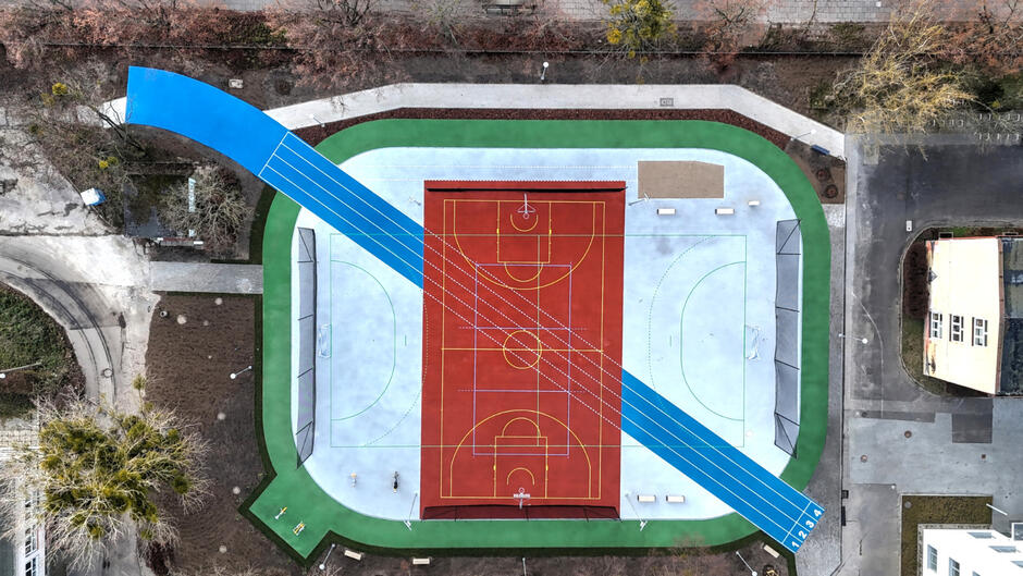 na zdjęciu zmodernizowane boisko do gry w koszykówkę i siatkówkę, widziane z drona