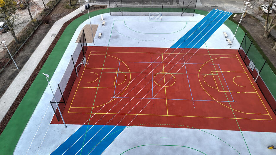 na zdjęciu zmodernizowane boisko do gry w koszykówkę i siatkówkę, widziane z drona