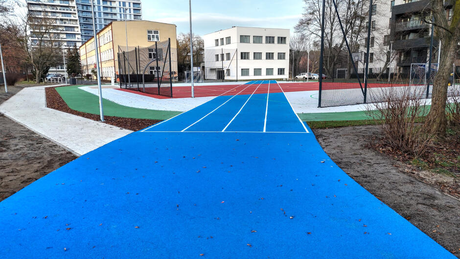 na zdjęciu zbliżenie na niebieską bieżnię, nowo wybudowaną