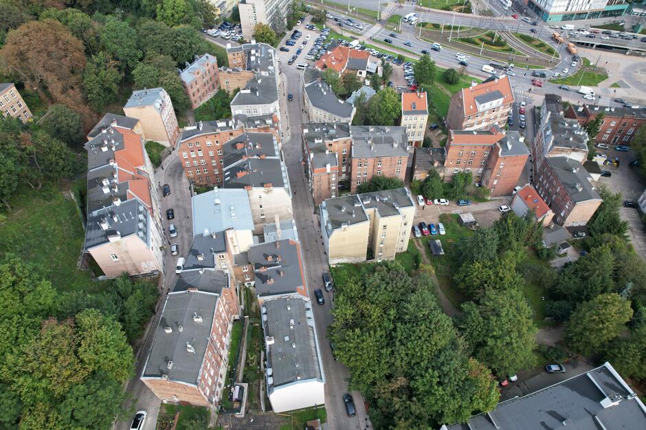 Zdjęcie zrobione z drona. Ulice Biskupie Górka wideoczne z lotu ptaka