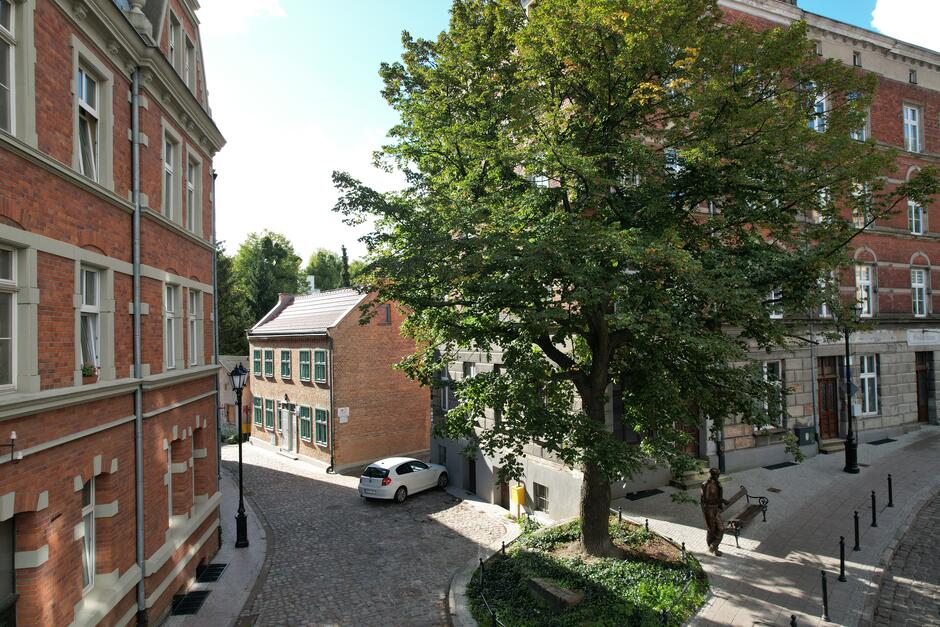 Zdjęcie z lotu ptaka na odnowione ceglaste budynki