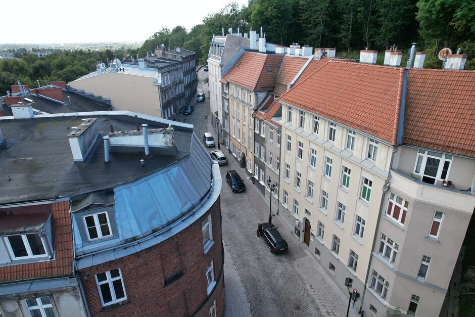 Widok z lotu ptaka na odnowione kamienice.