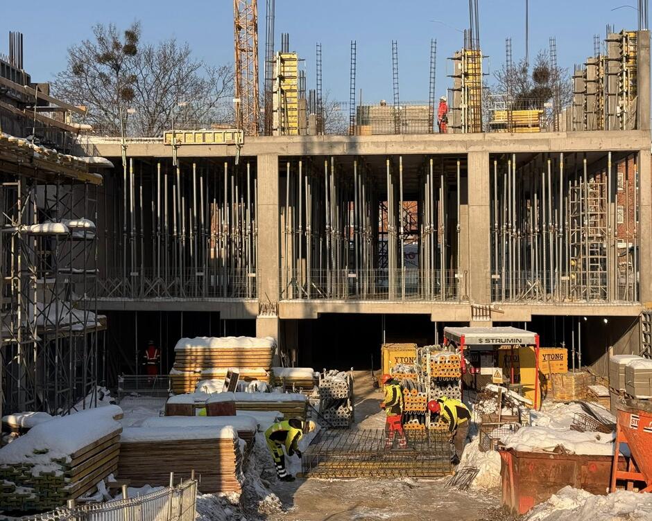na zdjęciu budowany budynek w stanie surowym, widać dużo rusztowań