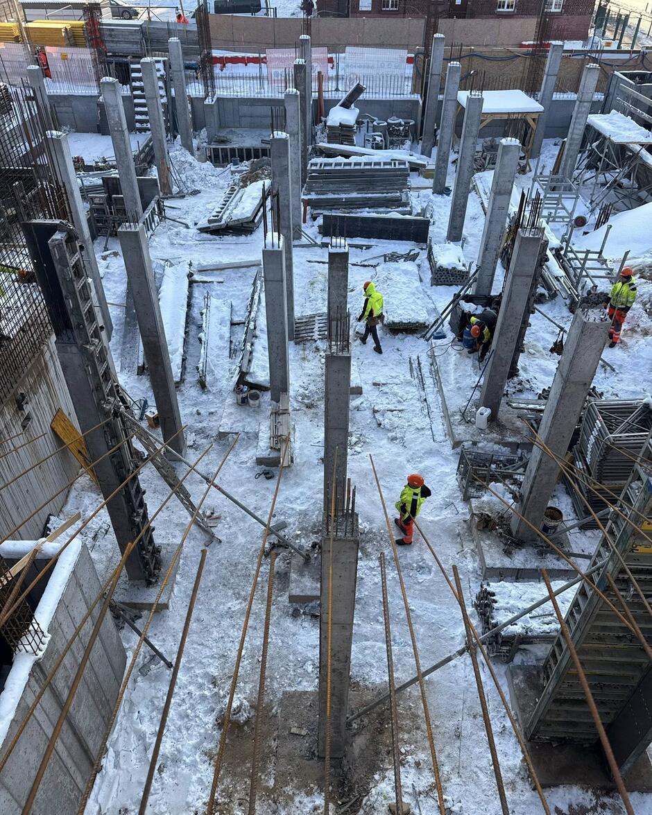 na zdjęciu plac budowy nowego basenu, widać betonowe elementy budynku