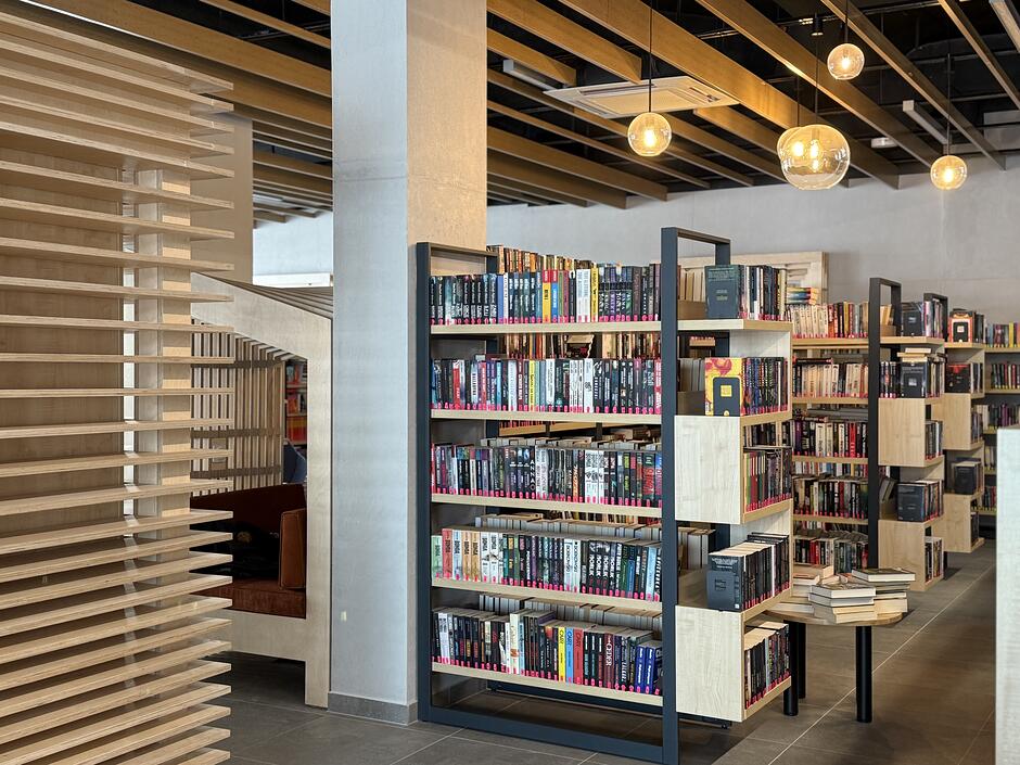 na zdjęciu kilka nowych regałów bibliotecznych wypełnionych książkami