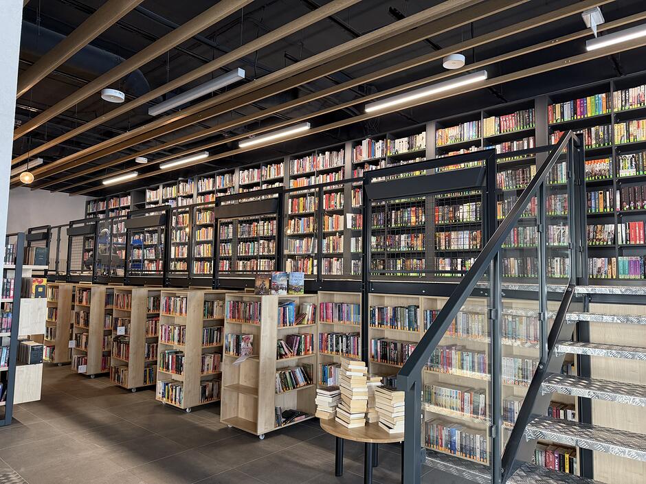 pomieszczenie wypełnione regałami z książkami