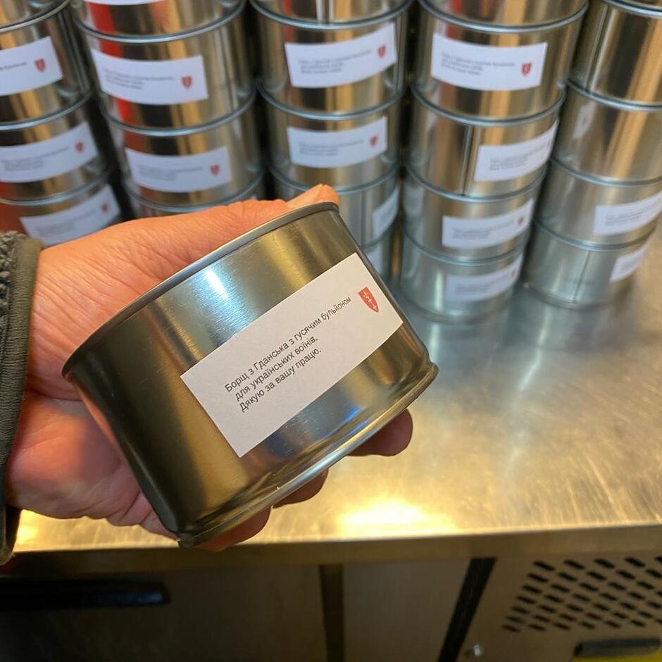 Puszki - jedna z nich znajduje się w ludzkiej dłoni