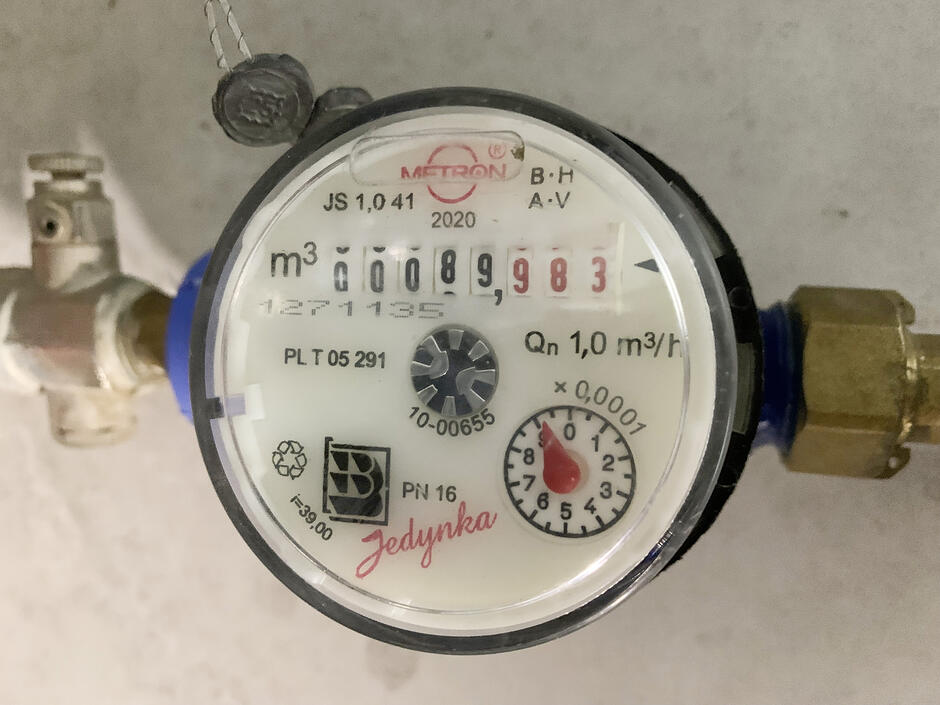 na zdjęciu wodomierz
