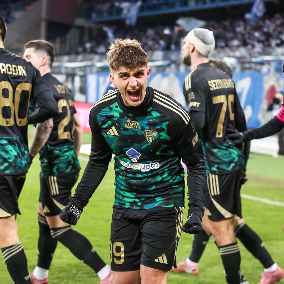 Zawodnicy na boisku - pośrodku jeden najbardziej uradowany