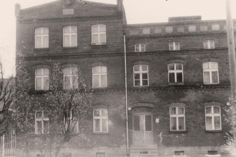 Widok dwupiętrowego budynku z cegły