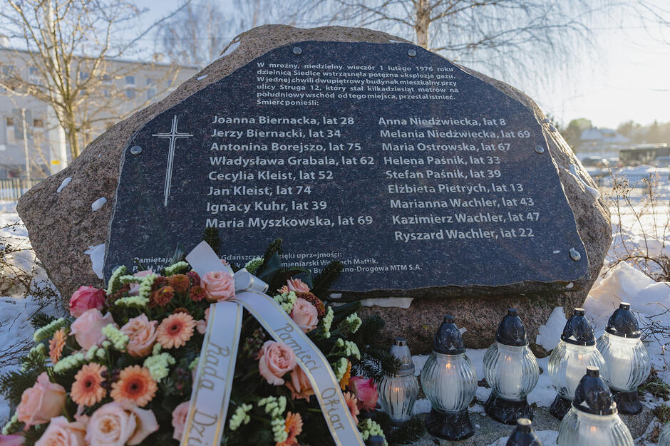 Obelisk z płytą na której są wygrawerowane nazwiska ofiar