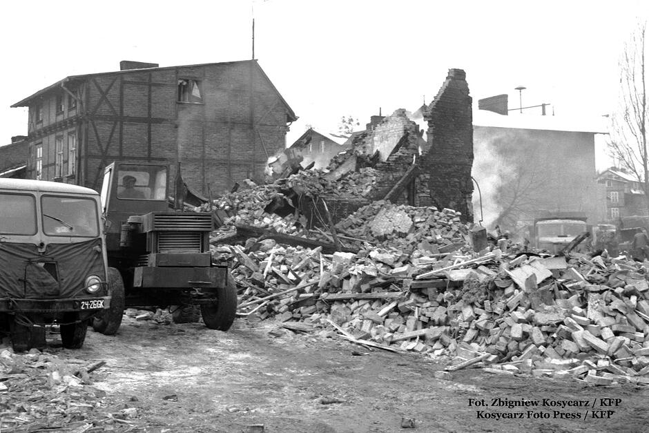 Zdjęcie ruin w trakcie prac porządkowych