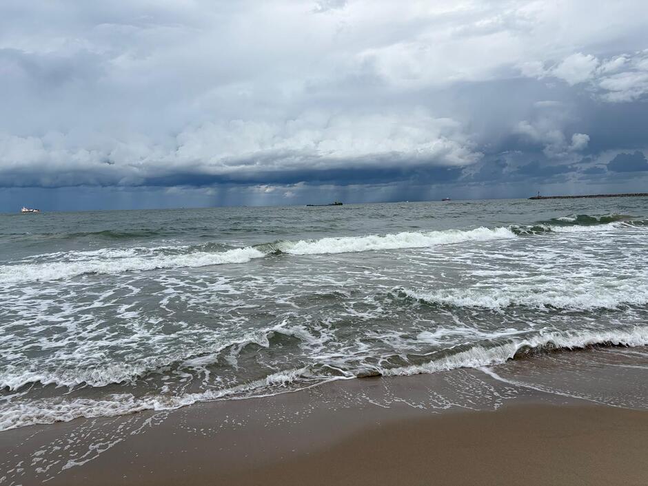 Fotografia dekoracyjna przedstawiająca plażę i morskie fale