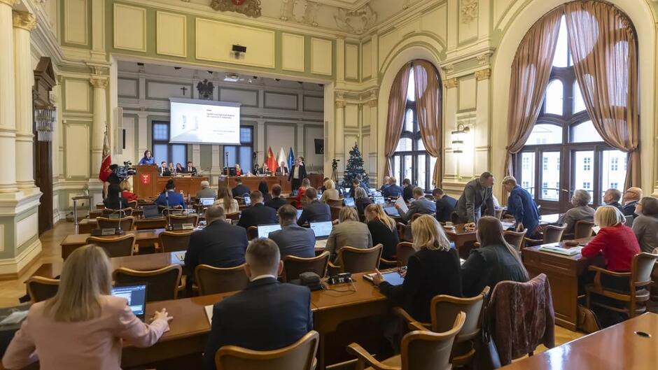 Widok sali obrad podczas głosowania radnych