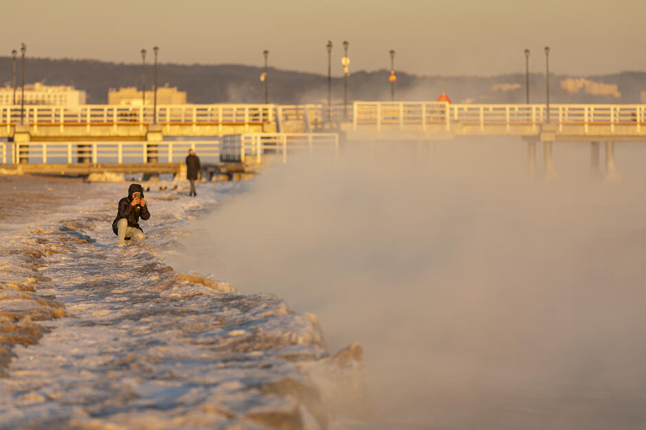 Molo nad morzem w zimowej scenerii o poranku.