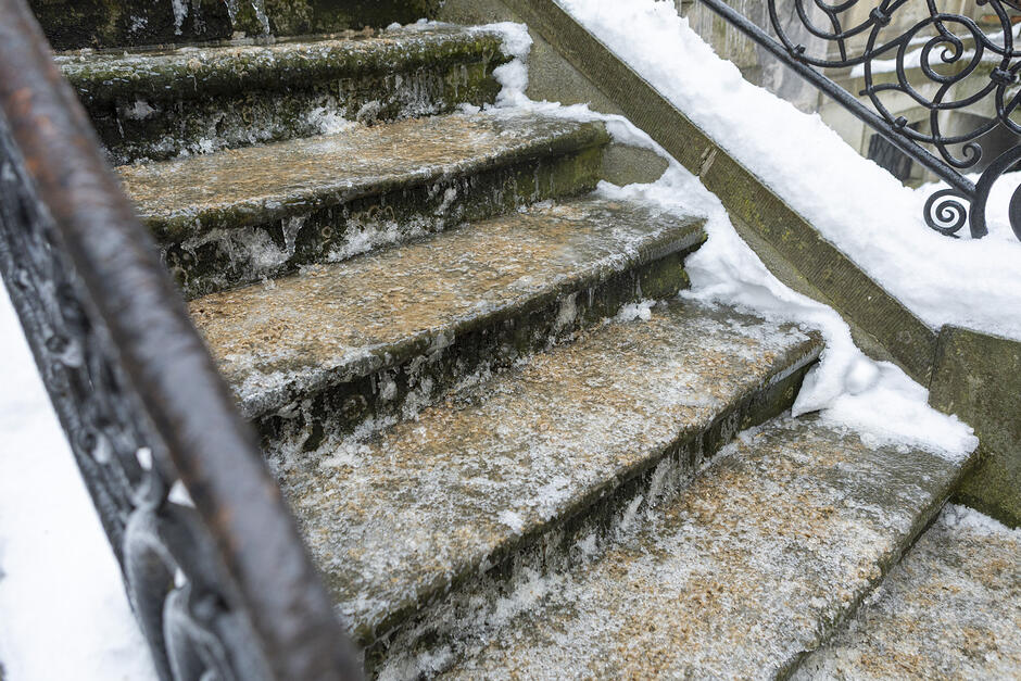 Oblodzone kamienne schody.