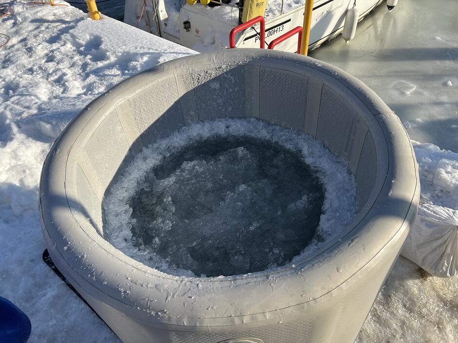 Katarzyna Jakubowska morsuje w balii z lodem na terenie AZS Hotel Galion Gdańsk 