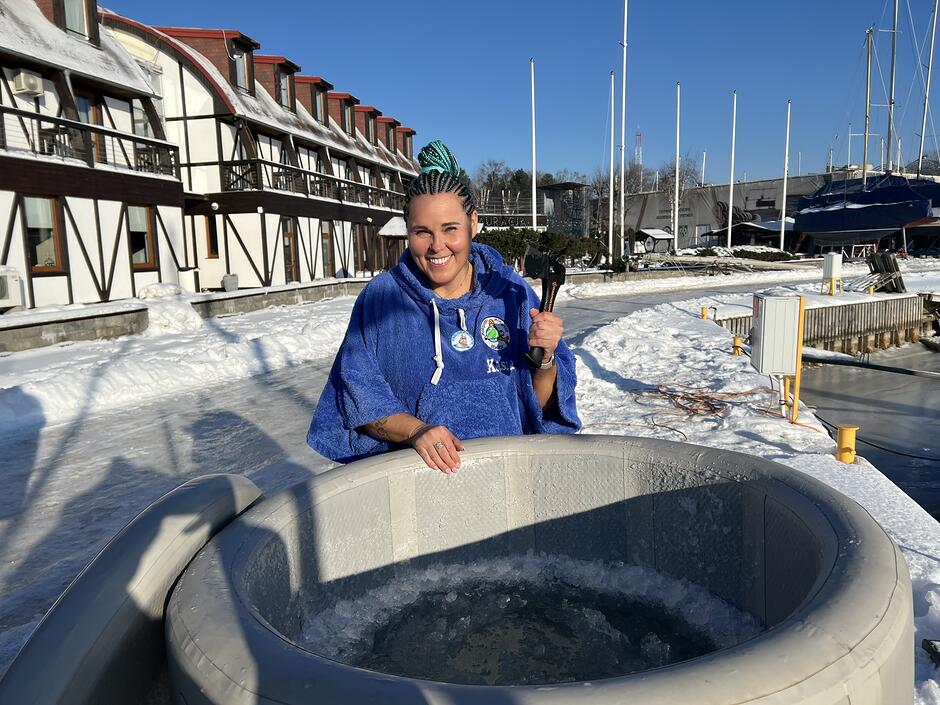 Katarzyna Jakubowska morsuje w balii z lodem na terenie AZS Hotel Galion Gdańsk 