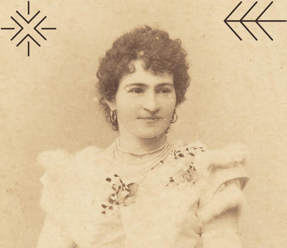 Portret kobiety w kolorze sepii w stroju z XIX wieku, kobiet ma krótkie, kręcone włosy i kolczyki.