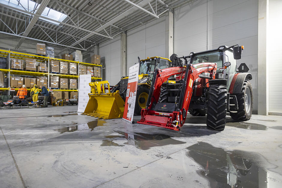 Wnętrze magazynu ze sprzętem na ochronę ludności i obronę cywilną.