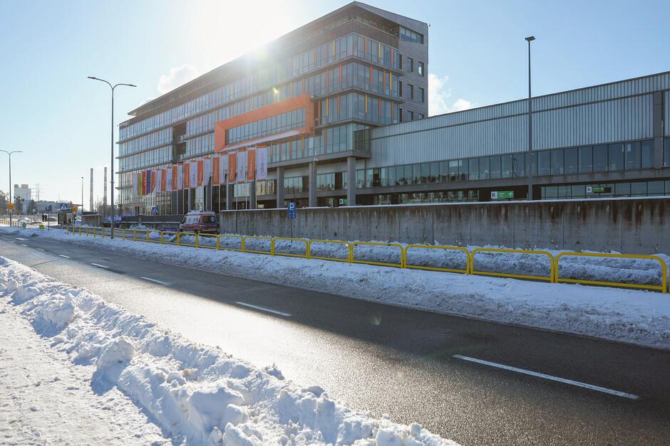 Zdjęcie okazałego budynku w zimowym otoczeniu