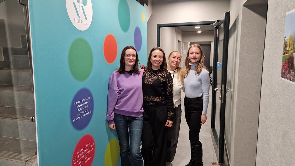 Cztery panie na tle tablicy Fundacja NOVA